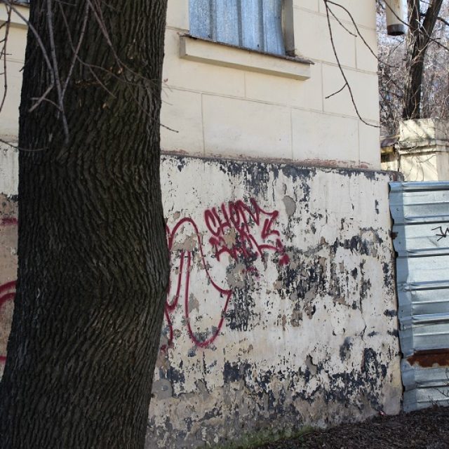 В историческом центре Днепропетровска рушится старый дом