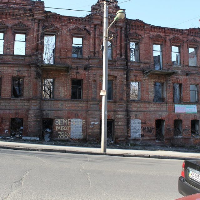 В историческом центре Днепропетровска рушится старый дом