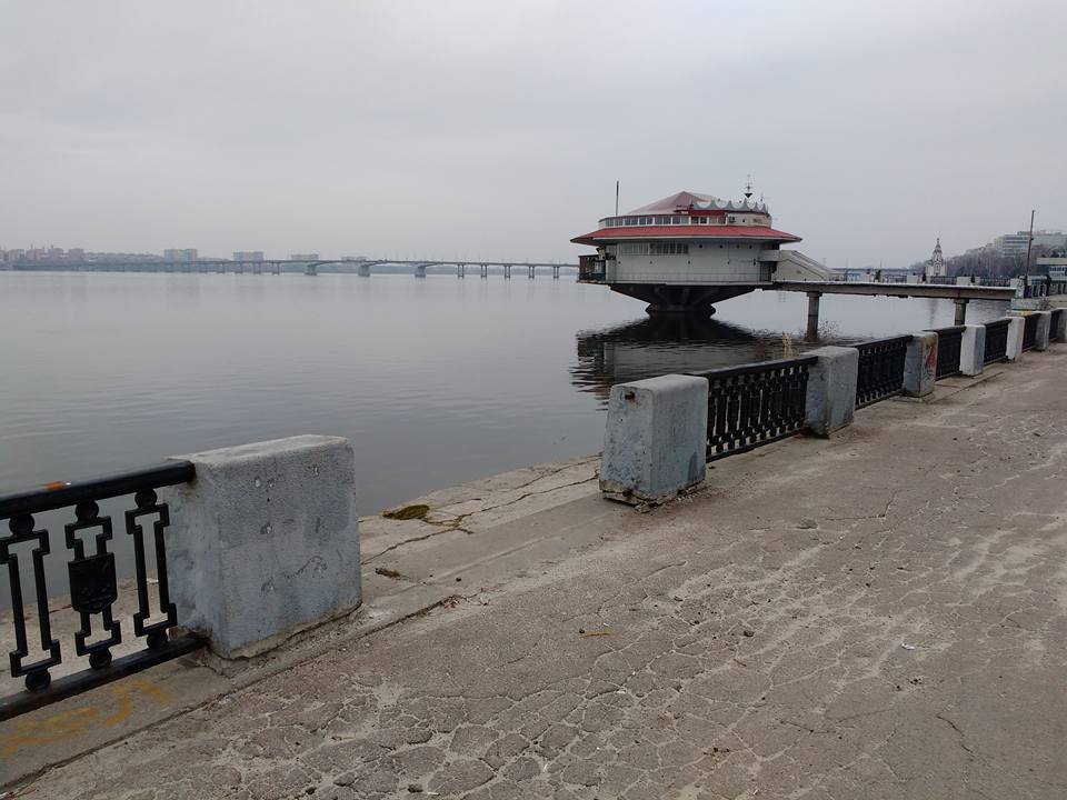 В днепропетровске на набережной