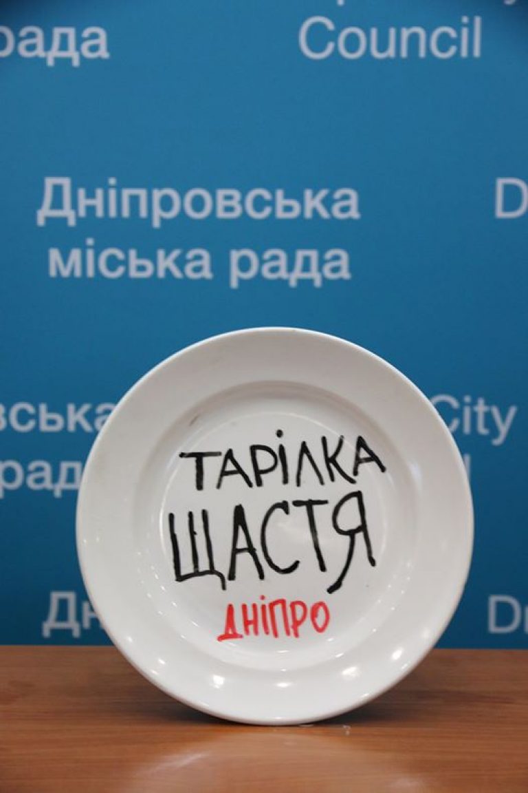 Мемы бить посуду. Песня бить посуду. Сумасшедшая женщина новый год. Песня бить посуду. Вытирать посуду.