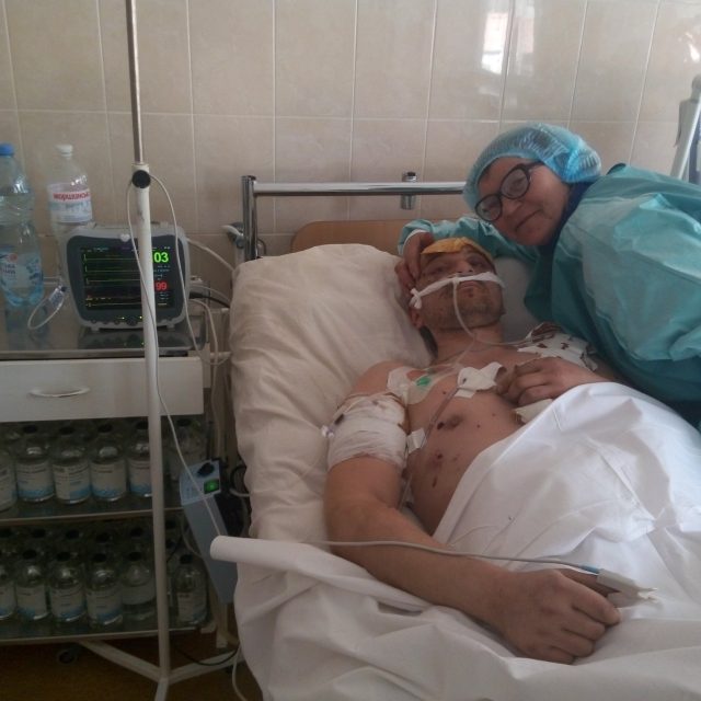 В Днепре спасают солдата, тяжелораненого в Авдеевке: фото