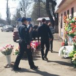 В Днепре на кладбище только с живыми цветами.Новости Днепра