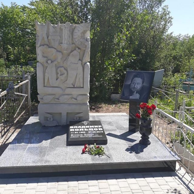 На могиле известного актера КВН появился памятник. Новости Днепра