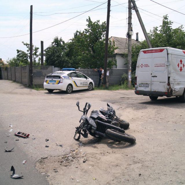 В Днепре мотоцикл врезался в микроавтобус. Новости Днепра