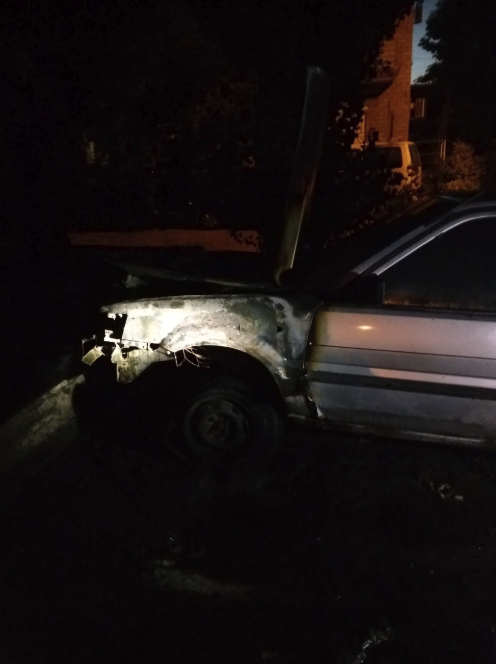 В Днепре ночью сгорело два автомобиля: фото. Новости Днепра