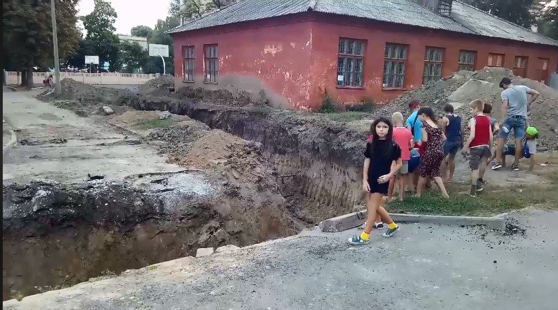 В Днепре дети прыгали в разрытый возле школы котлован. Новости Днепра