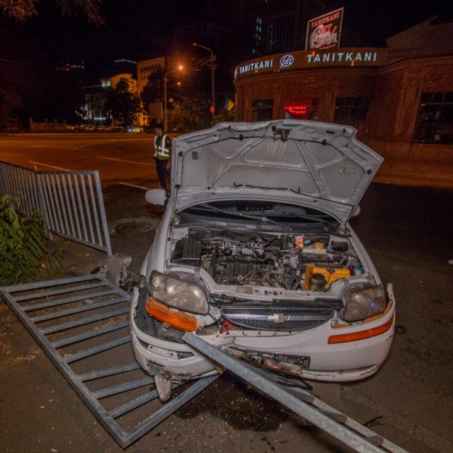 В Днепре парень снес автомобилем забор, Новости Днепра