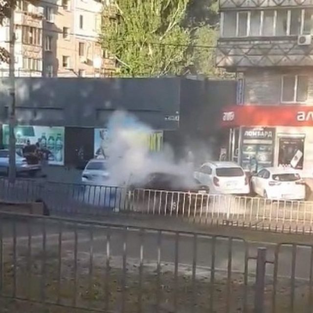 В Днепре посреди улицы загорелся автомобиль. Новости Днепра