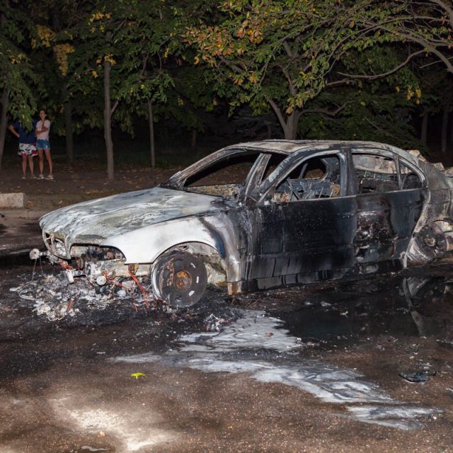 В одном из днепровских дворов сожгли бесхозный BMW.Новости Днепра