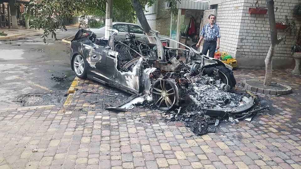 В центре Днепра сгорело авто от Илона Маска. Новости Днепра