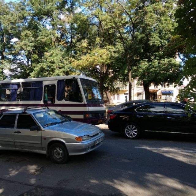 В Днепре автобус с детьми врезался в Lexus. Новости Днепра