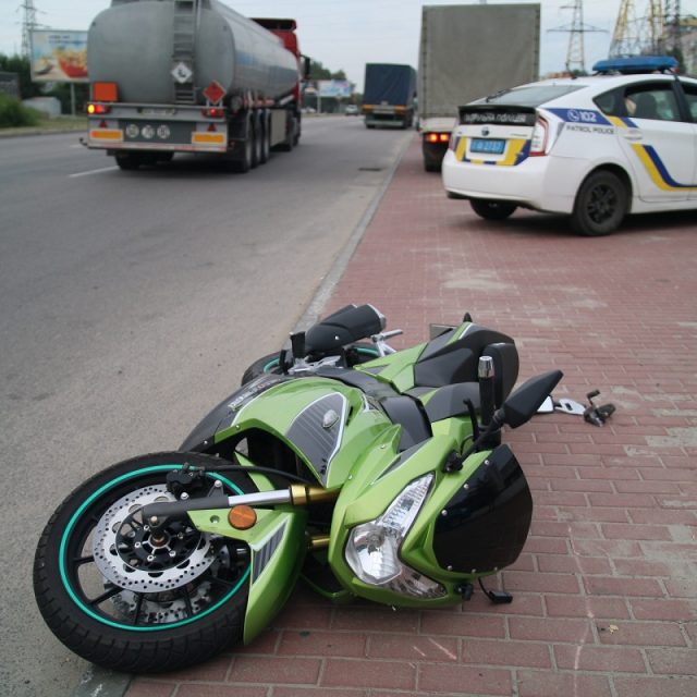 В Днепре мотоциклист сбил пешехода, перебегавшего дорогу. Новости Днепра