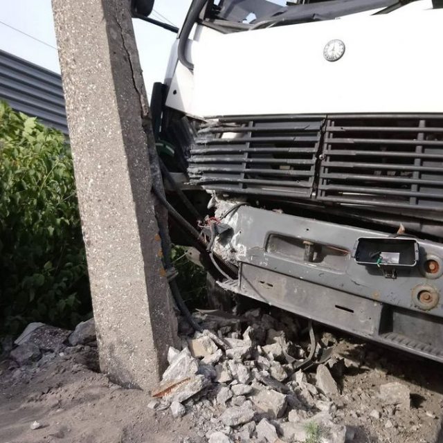 В Днепре водитель уснул за рулем и разбил грузовик об столб.Новости Днепра