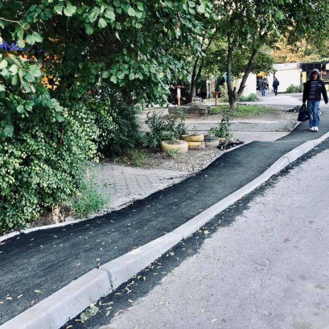 В Днепре на Тополе уложили волнистый тротуар. Новости Днепра 