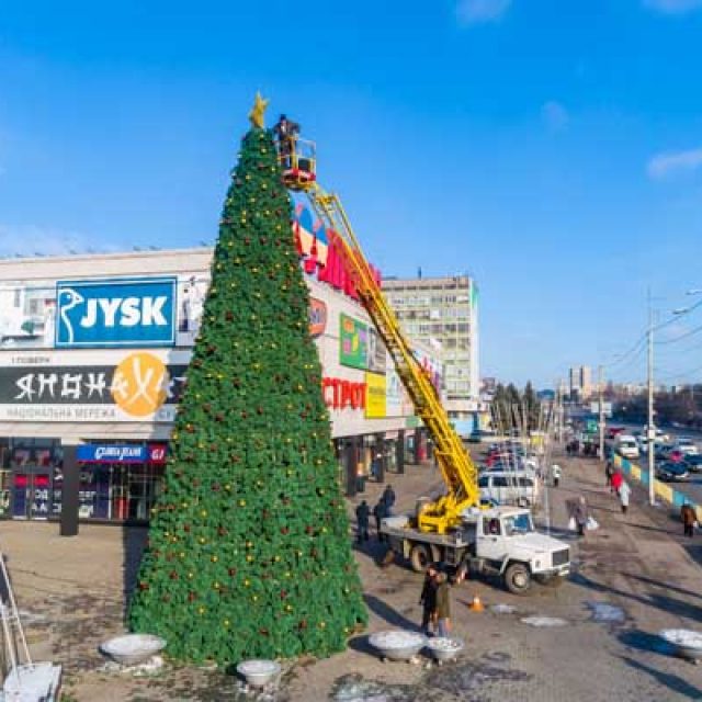 В Днепре нарядили первую новогоднюю елку. Новости Днепра 