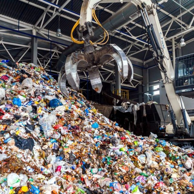 В Днепре обещают очистить город от рекордного мусора за 2 дня