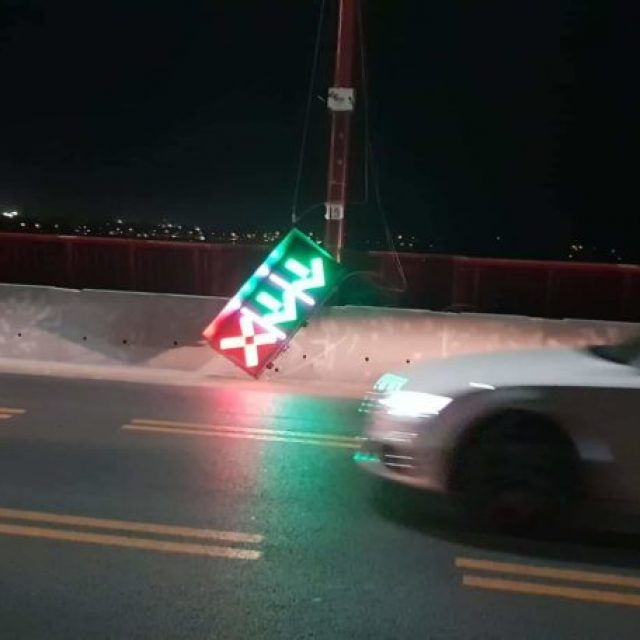 В Днепре на Новом мосту упали светофор и столб. Новости Днепра