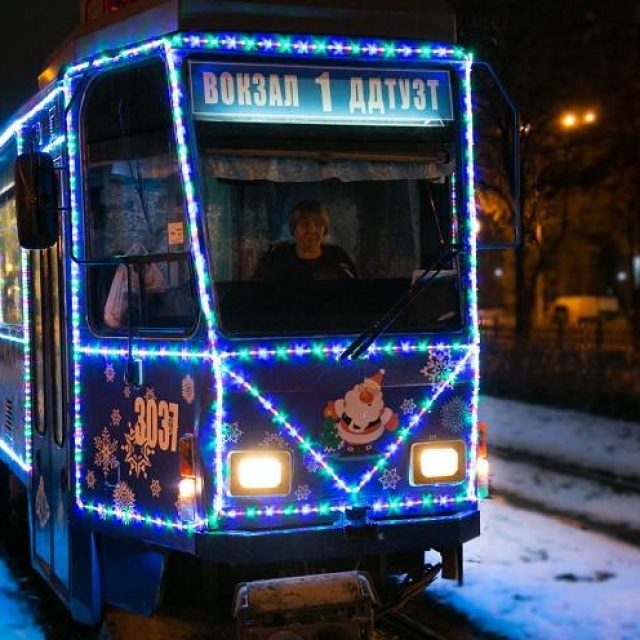 В Днепре по маршруту пошел новогодний трамвай. Новости Днепра