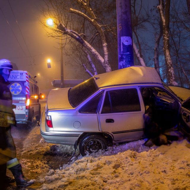 В Днепре автомобиль влетел в столб - водитель погиб на месте