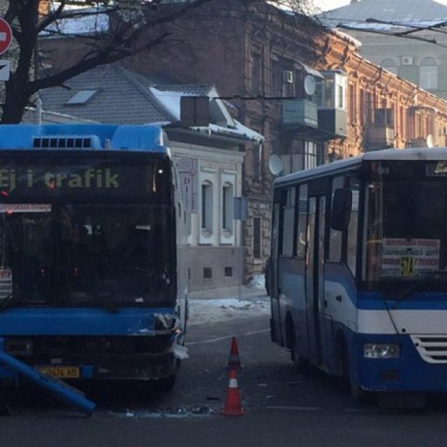 В Днепре столкнулись автобус и легковое авто. Новости Днепра
