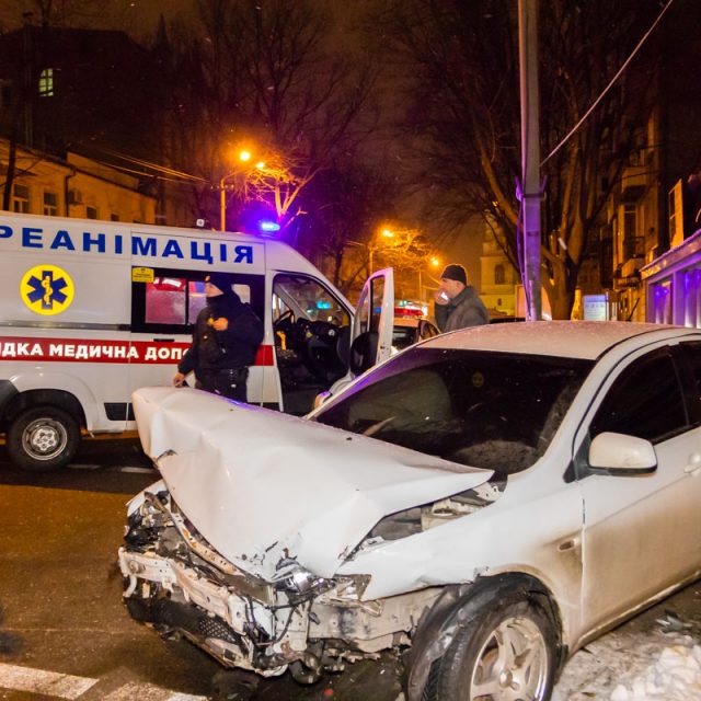 В Днепре автомобили столкнулись на пустой улице. Новости Днепра 
