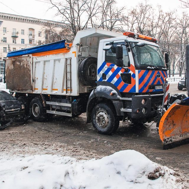 В Днепре снегоочиститель стукнул два автомобиля. Новости Днепра