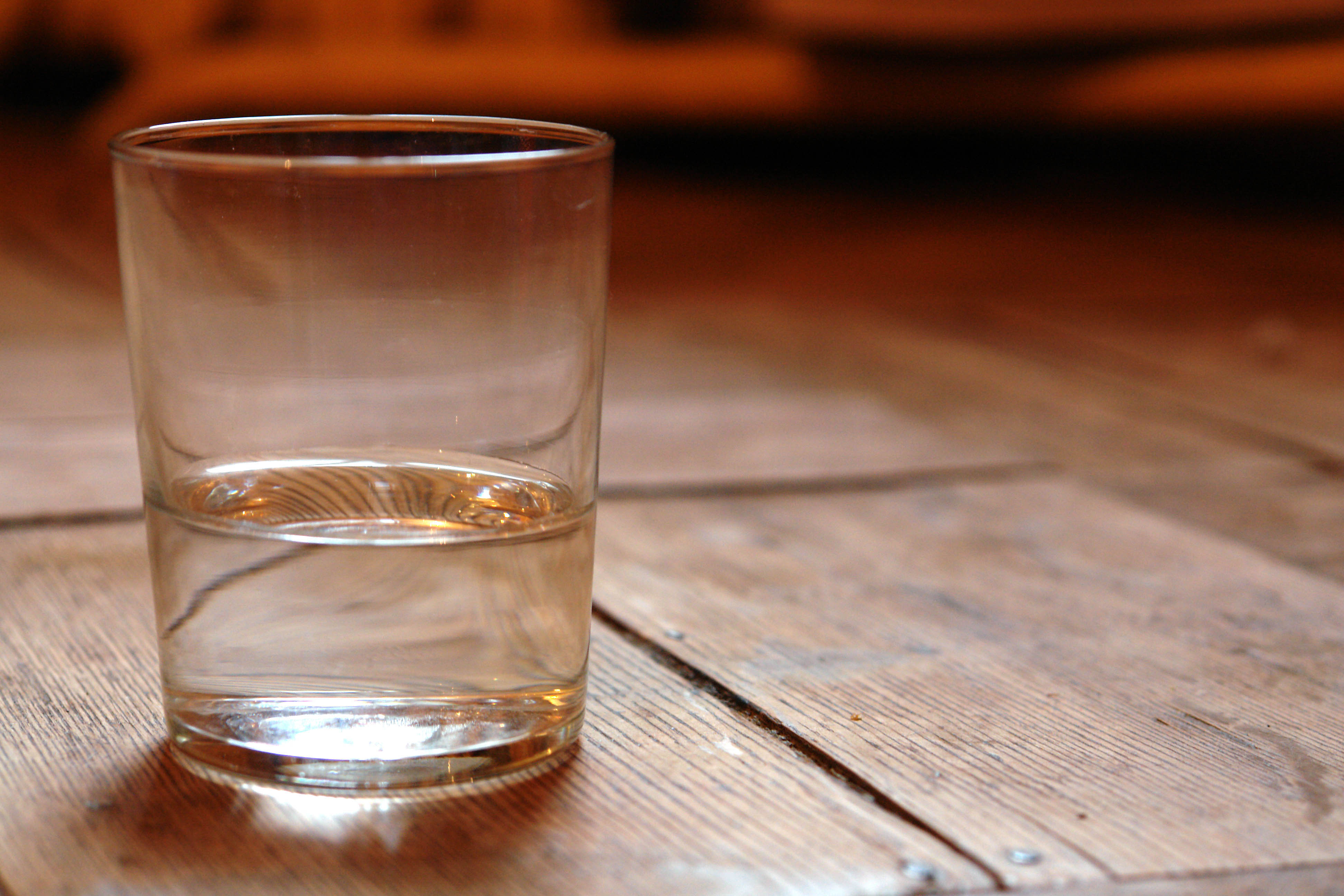 На столе пустой стакан. Стакан. Стакан воды на столе. Полупустой стакан. Стакан воды наполовину.