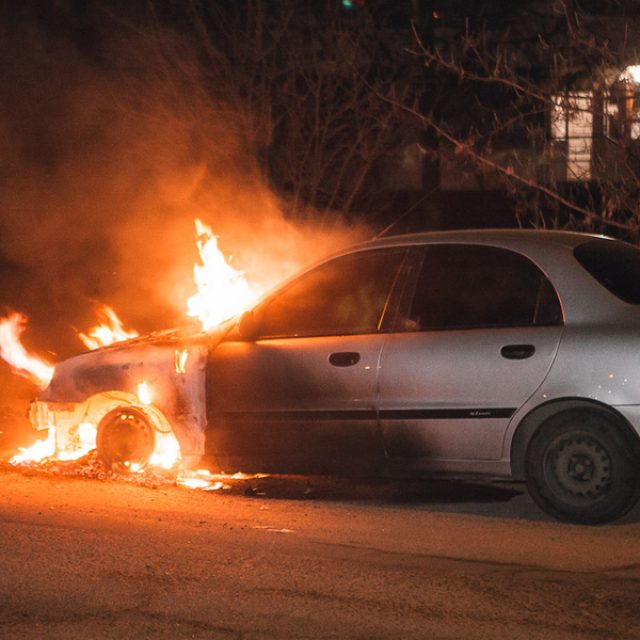 В Днепре глубокой ночью горел автомобиль. Новости Днепра