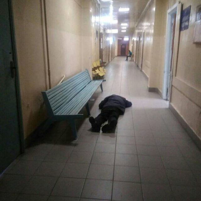 В коридоре больницы на полу лежал человек. Новости Днепра