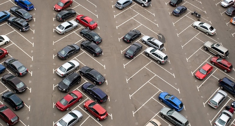 Водители просят обустроить парковку на вокзале. Новости Днепра