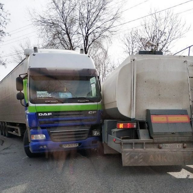 Двгрузовика не поделили дорогу в Днепре. Новости Днепра