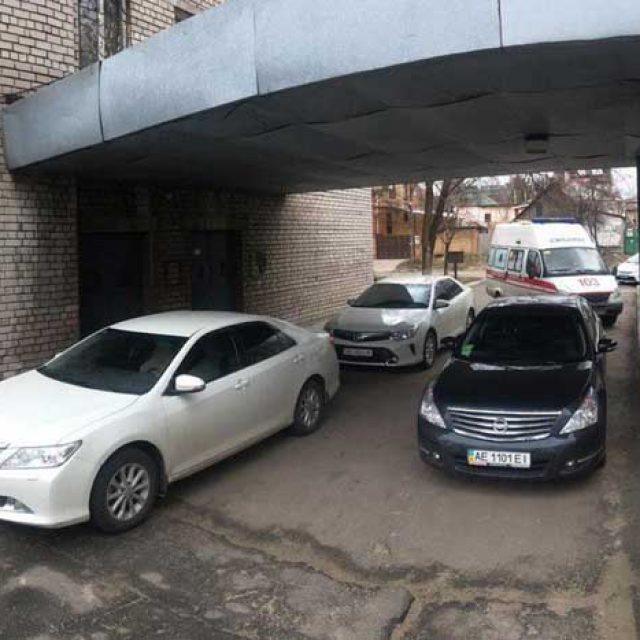 В Днепре автомобили перекрыли подъезд к больнице. Новости Днепра