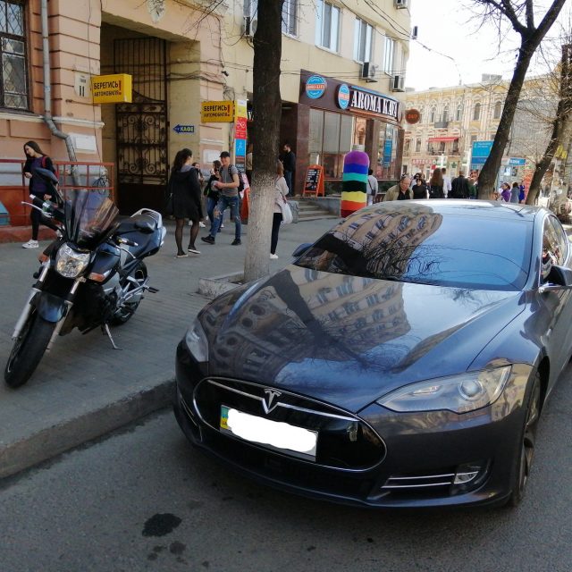 В центре Днепра эвакуатор увез Tesla: фото. Новости Днепра