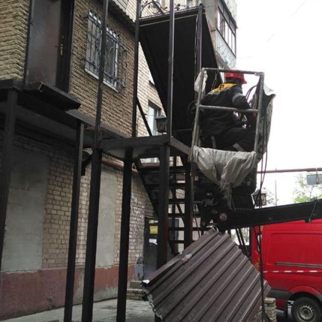 В Днепре демонтировали незаконную лестницу. Новости Днепра