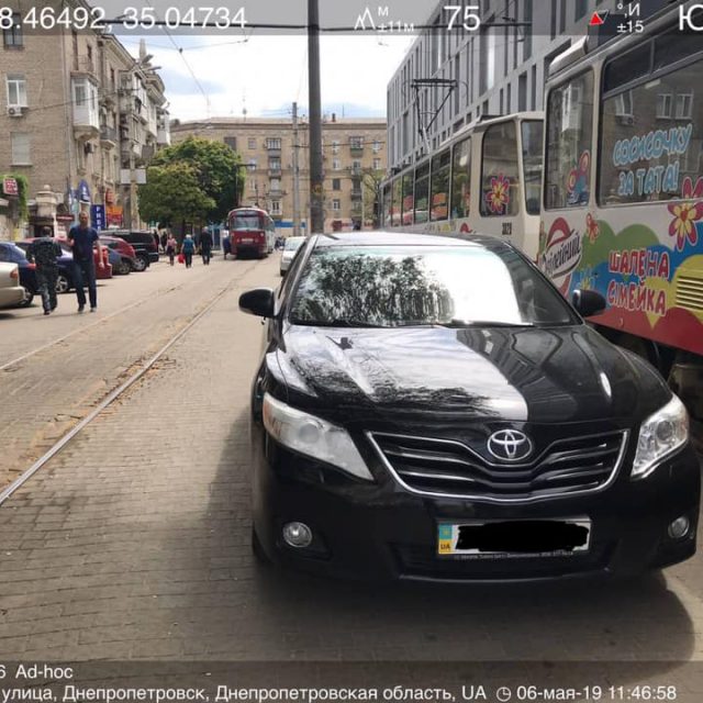  Автохамы снова останавливают трамваи: фото. Новости Днепра