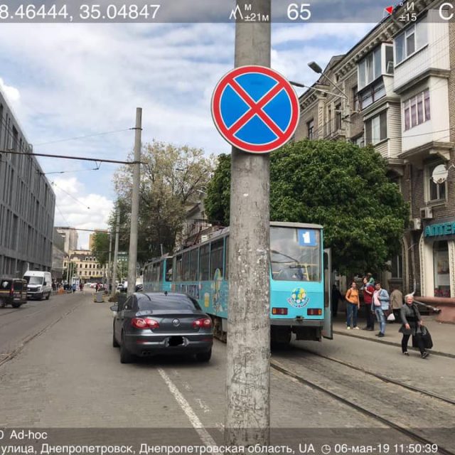  Автохамы снова останавливают трамваи: фото. Новости Днепра