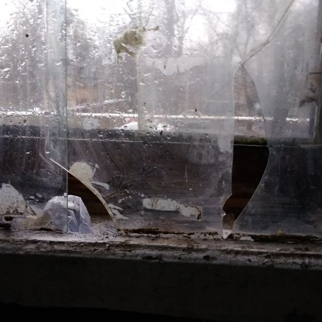 Пенсионеры вынуждены жить с разбитыми окнами. Новости Днепра