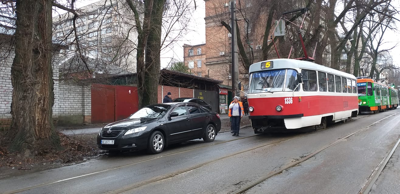 В Днепре «автобараны» ездят блокируют трамваи. Новости Днепра