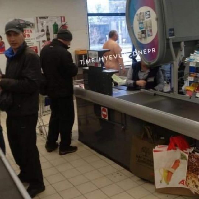 Обнаженный мужчина сходил в супермаркет. Новости Днепра