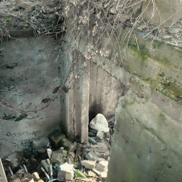 Под заброшенным домом случайно нашли бункер. Новости Днепра