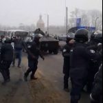 На Полтавщине местные устроили стычки с полицией, чтобы не пустить эвакуированных из Китая: фото, видео