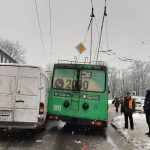 В Днепре столкнулся троллейбус и микроавтобус. Новости Днепра