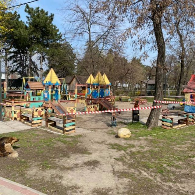 Карантин в Днепре: в Новокадацком парке закрыли детские площадки