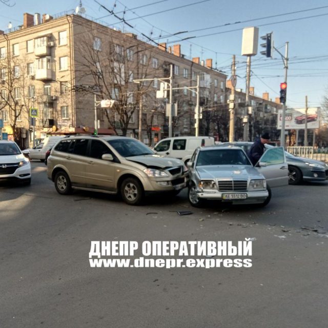 В Днепре на Титова джип влетел в Mercedes: видео момента аварии