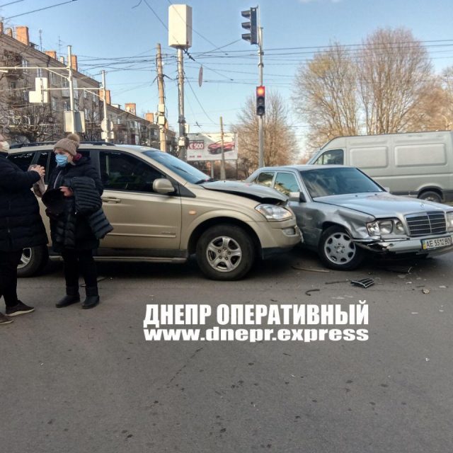 В Днепре на Титова джип влетел в Mercedes: видео момента аварии