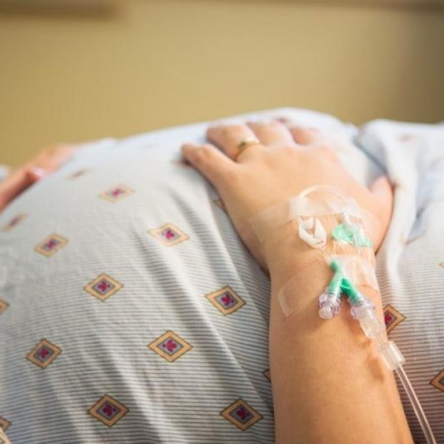 В Днепре борются за жизнь беременной женщины с коронавирусом