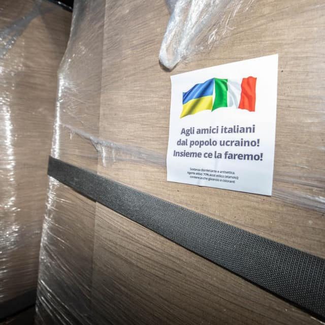 Коронавирус в Украине: в Италию отправили 5 тонн санитайзеров