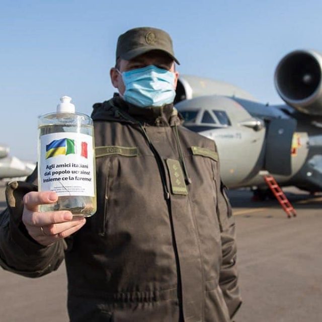 Коронавирус в Украине: в Италию отправили 5 тонн санитайзеров