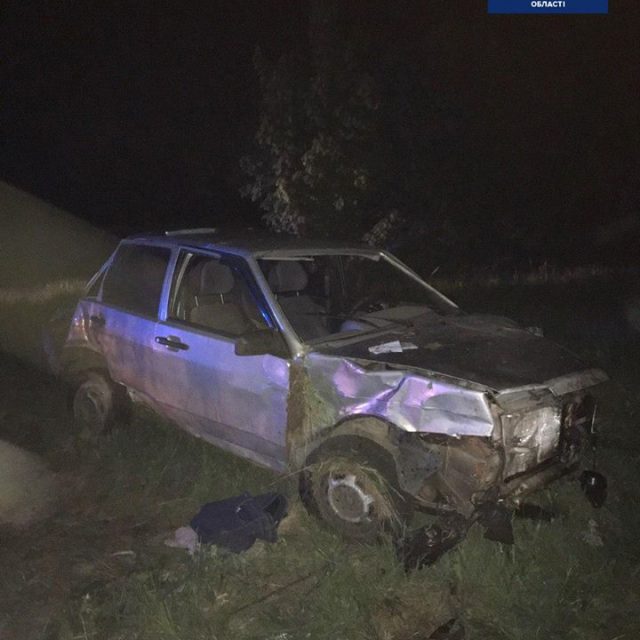 В Днепре на Криворожском шоссе машина упала в кювет