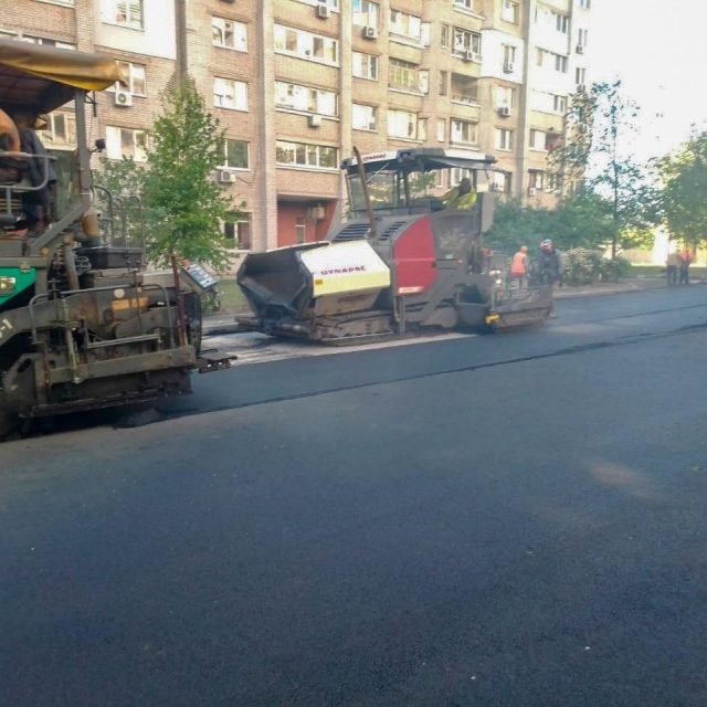 В Днепре ремонтируют дороги в на ж/м Тополь-1